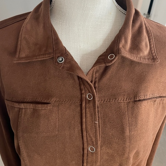 Relaxed Faux Suede Tan Button-Down Shirt - XL | Long-Sleeve, Soft & Stylish - Picture 4 of 5
